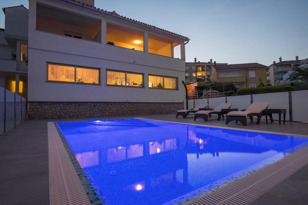 Apartments & Rooms Krk クルク エクステリア 写真